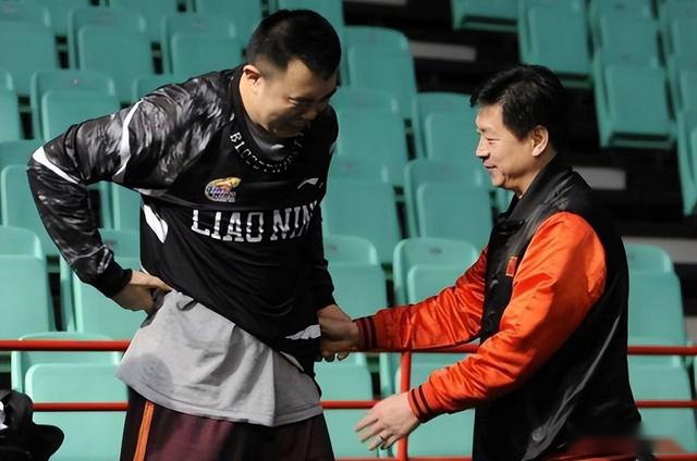 舍不得买鞋却全力资助韩德君打球，成名后的韩德君如何回报姐姐？