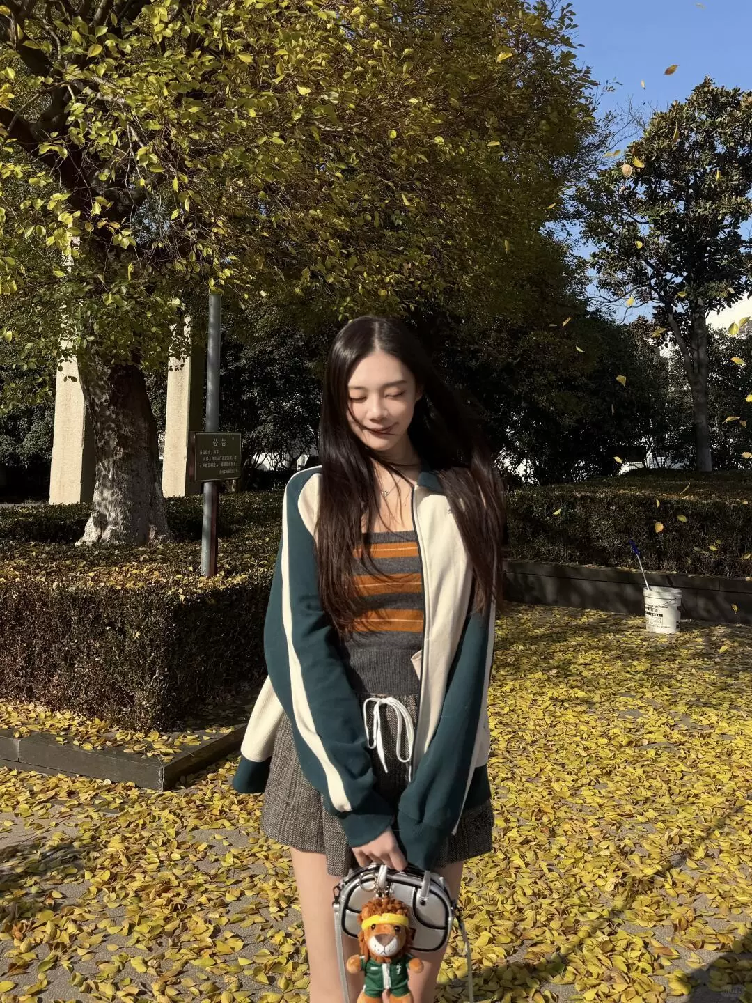 李嗣镕姐弟俩观战足协杯决赛,姐姐晒明媚穿搭,与张稀哲合影 李嗣镕姐弟俩观战足协杯决赛,姐姐晒明媚穿搭,与张稀哲合影