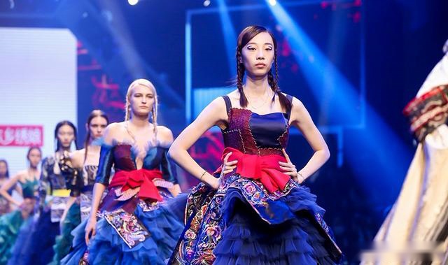 人气不输张国伟！25岁跳高女冠军参加走秀，举手投足堪比明星