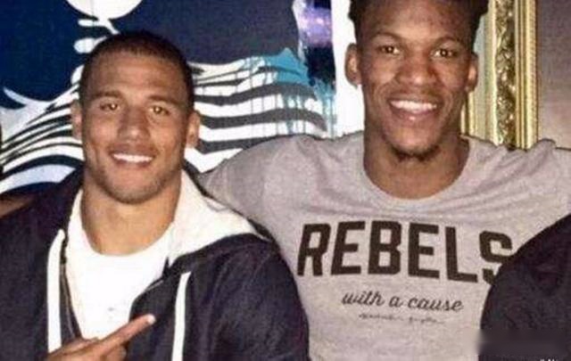 被妈妈抛弃后被同学家收养，成名后的巴特勒如何回报莱斯利一家？