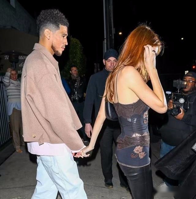 布克有福气！詹娜现身酒吧化身调酒师，无袖黑色上衣抢镜