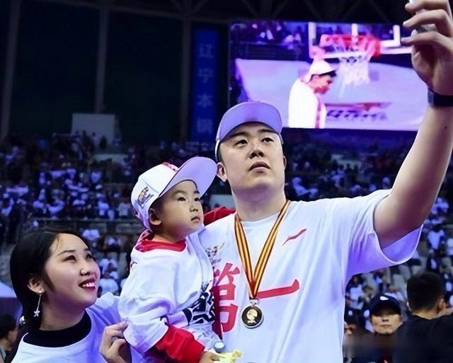 舍不得买鞋却全力资助韩德君打球，成名后的韩德君如何回报姐姐？