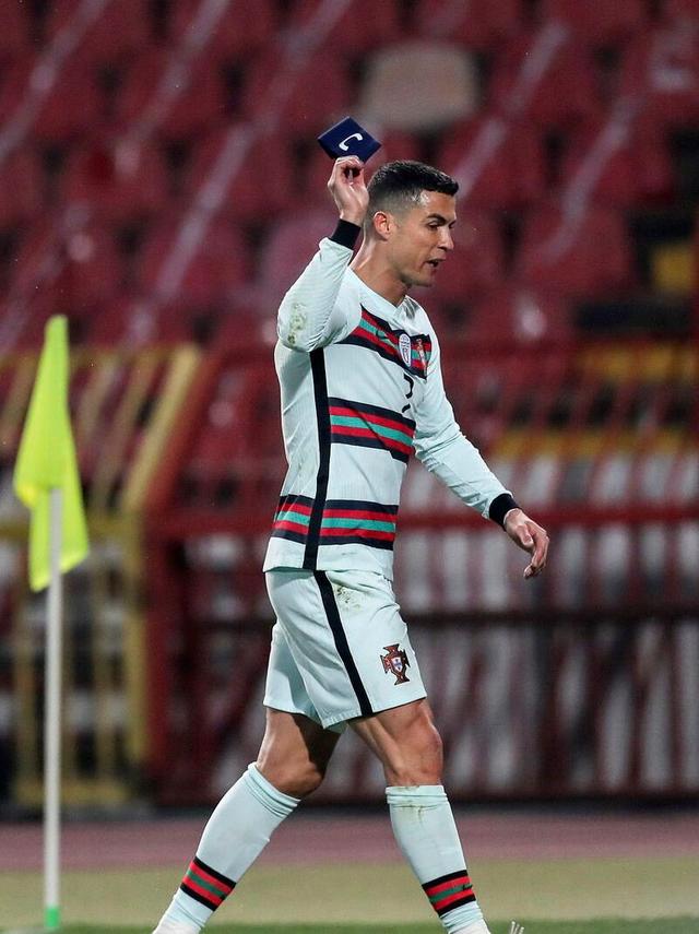 c罗怒摔队长袖标梅西冲动瞬间:不理智动作打人引来红牌 禁赛在2个多月