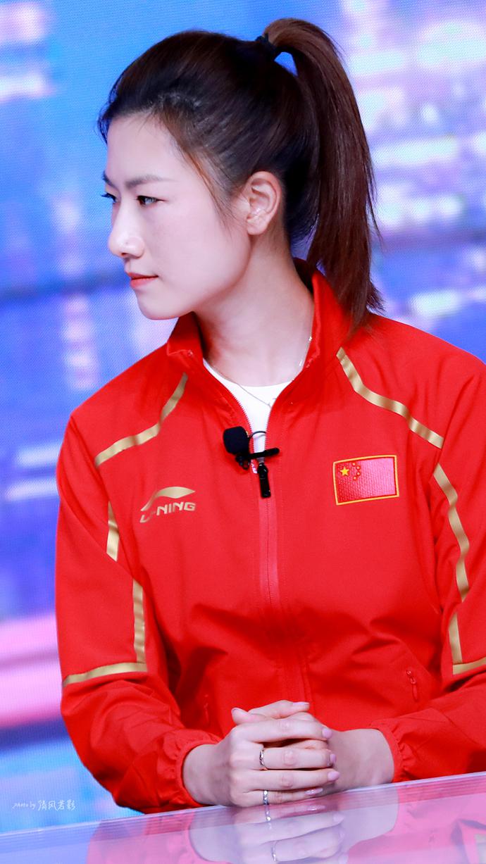 丁宁惊艳亮相解说乒乓 搭档被骂上热搜:你屁股歪了