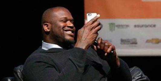 奥尼尔的手简直太大了手机在手里似麻将吃鸡腿像在剔牙