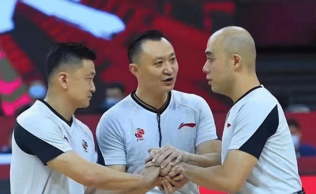 闫军获赞最后08秒吹易建联三分犯规名记现役裁判天花板