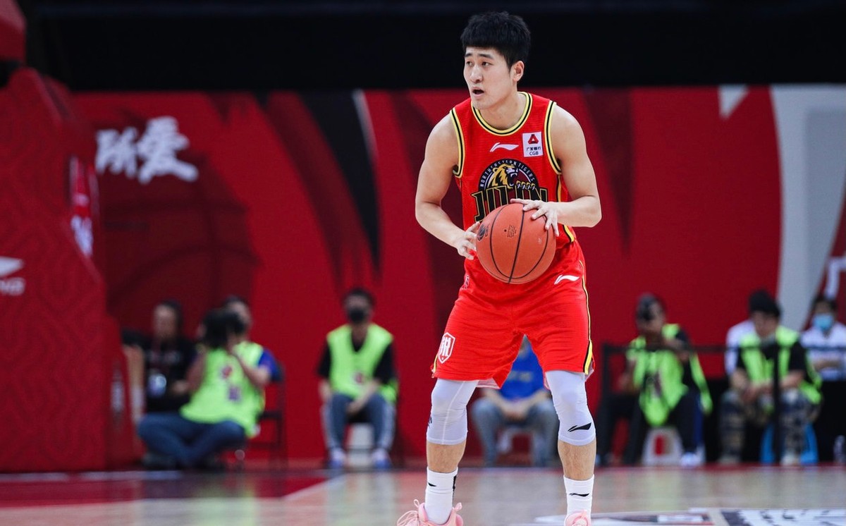 1米82被叫吉林小库里22岁姜伟泽一战成名或是中国男篮希望