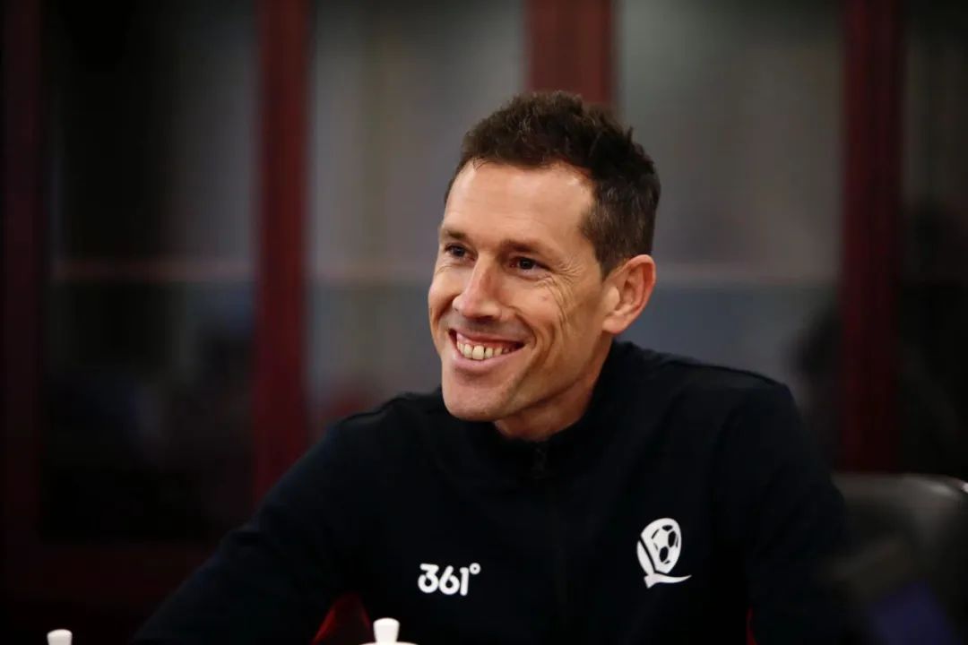 恒大足校西班牙竞训总监乔·莫雷诺·马丁内斯在越秀山看台上,在刘倩