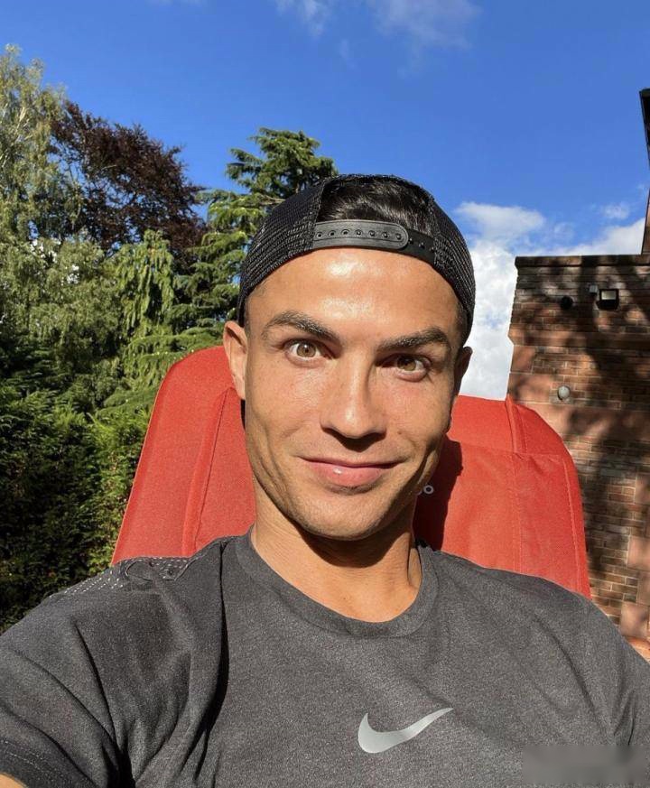 心情不错,c罗更新社媒晒出帅气自拍照_pp视频体育频道