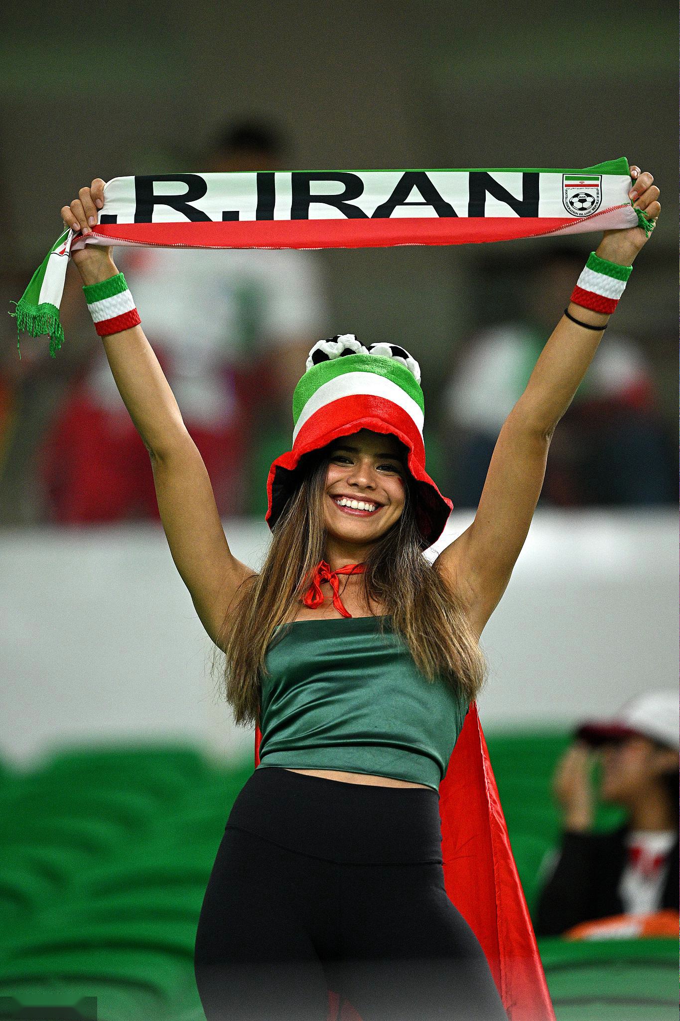 大量伊朗女球迷现身美伊大战 不戴头巾惊艳看台_pp视频体育频道