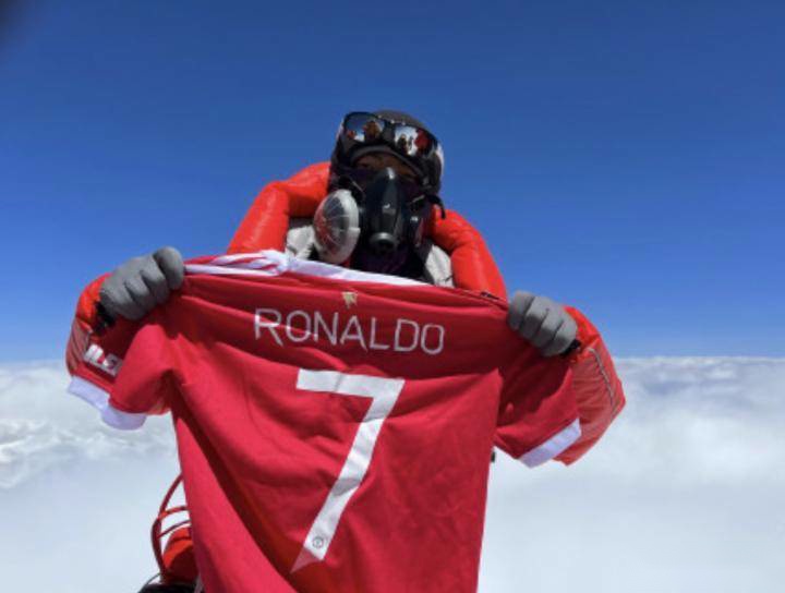 登顶珠峰球迷晒c罗球衣这是传奇七号的背影
