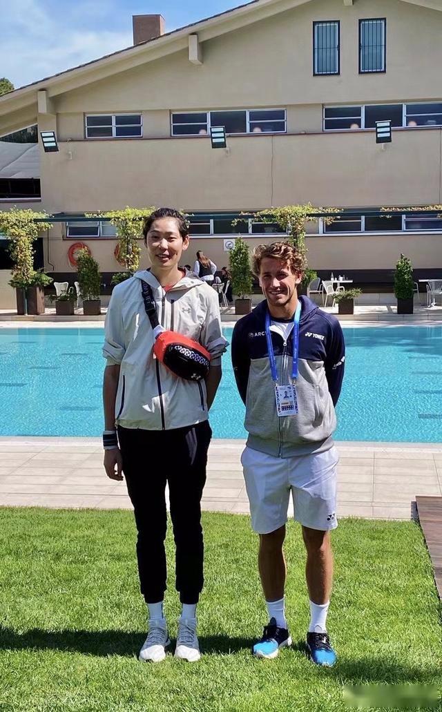 朱婷在西班牙养伤看网球合影挪威帅哥手戴戒指抢镜感叹幸福