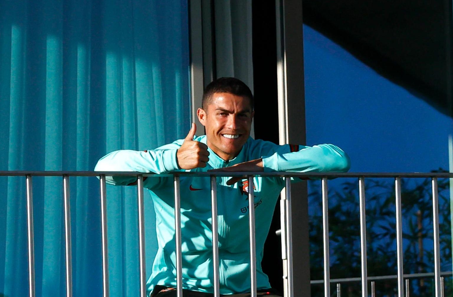 Ronaldo trở lại Italia bằng máy bay cứu thương